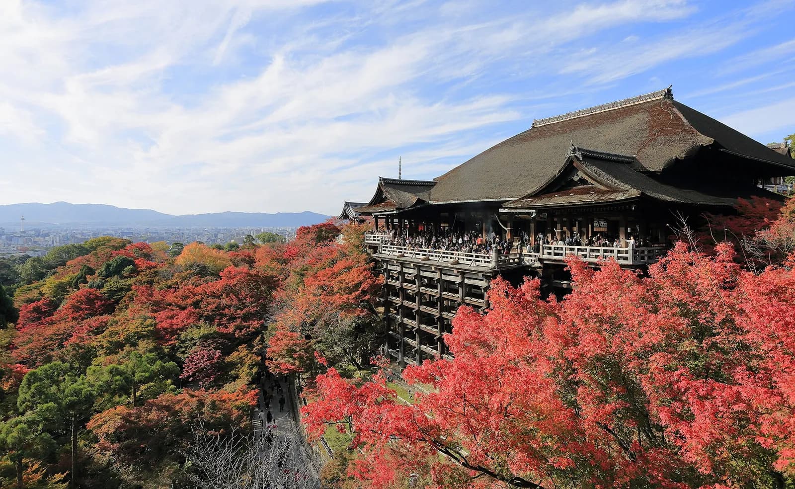 Het houten podium van de Kiyomizu-dera tempel in Kyoto, met de stad op de achtergrond