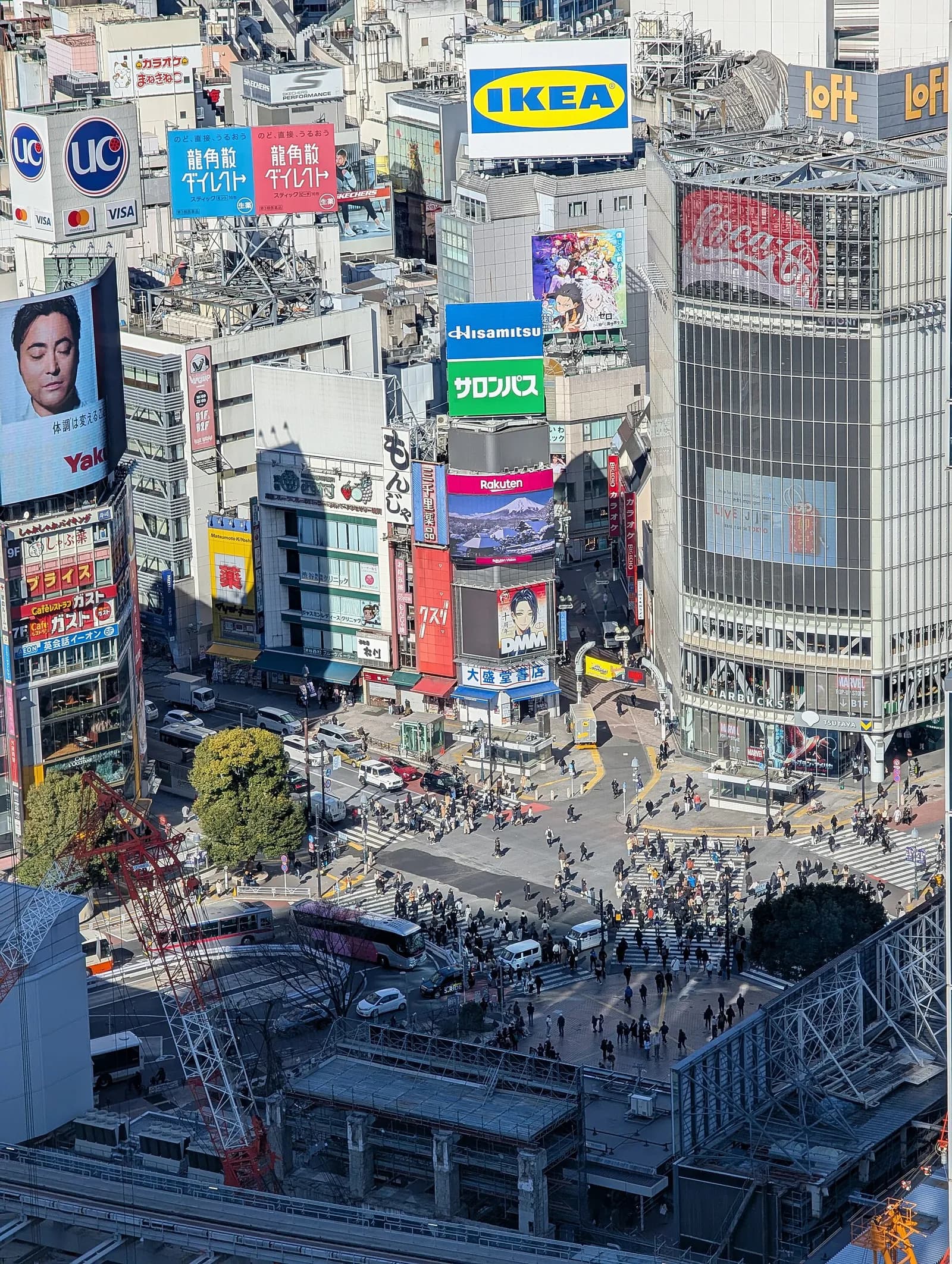 De Shibuya-kruising in Tokio, gezien vanaf het Shibuya Stream-gebouw