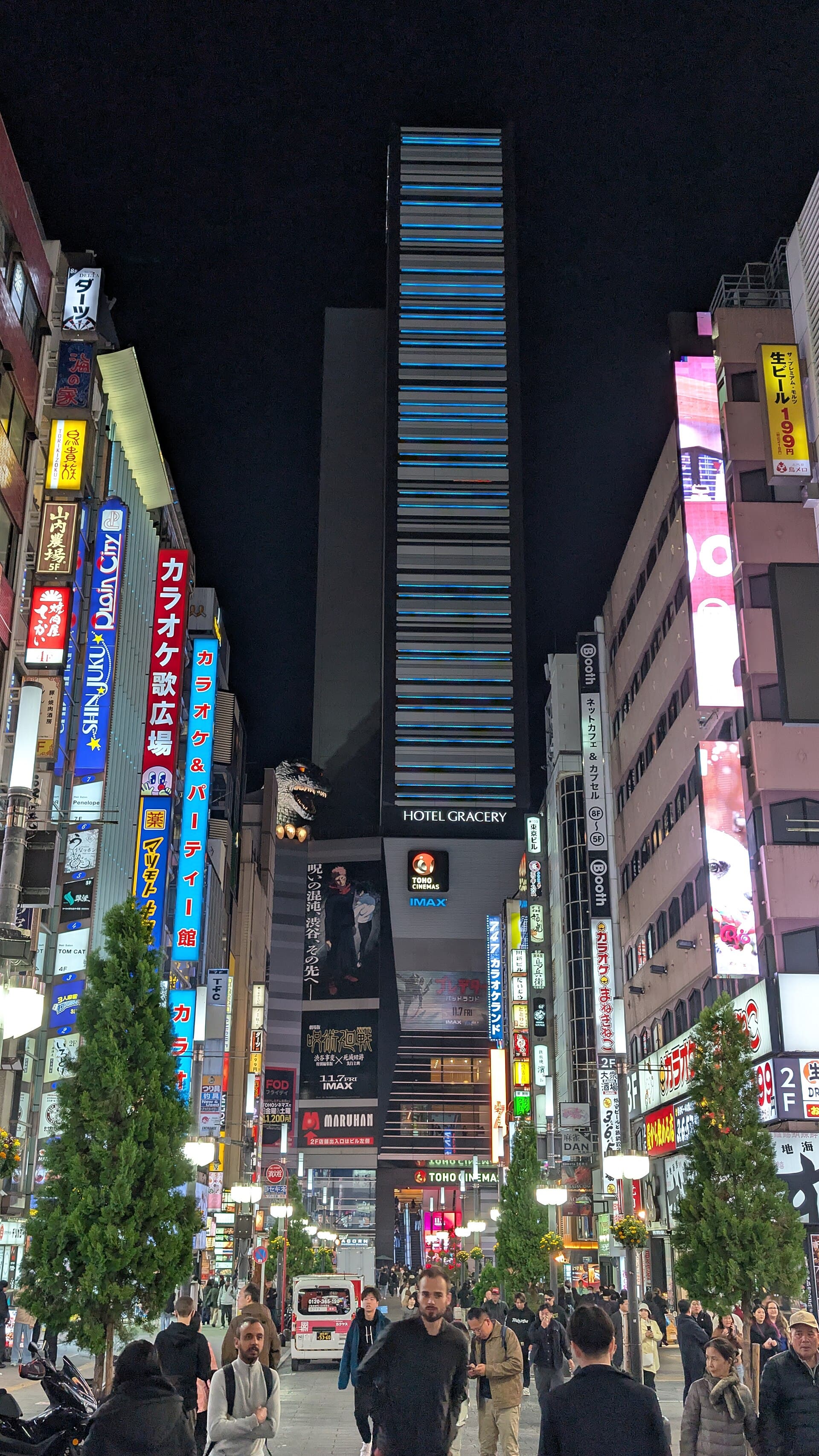 De Godzilla-kop boven het Toho-gebouw in Shinjuku, symbool van de Japanse kaiju-filmtraditie
