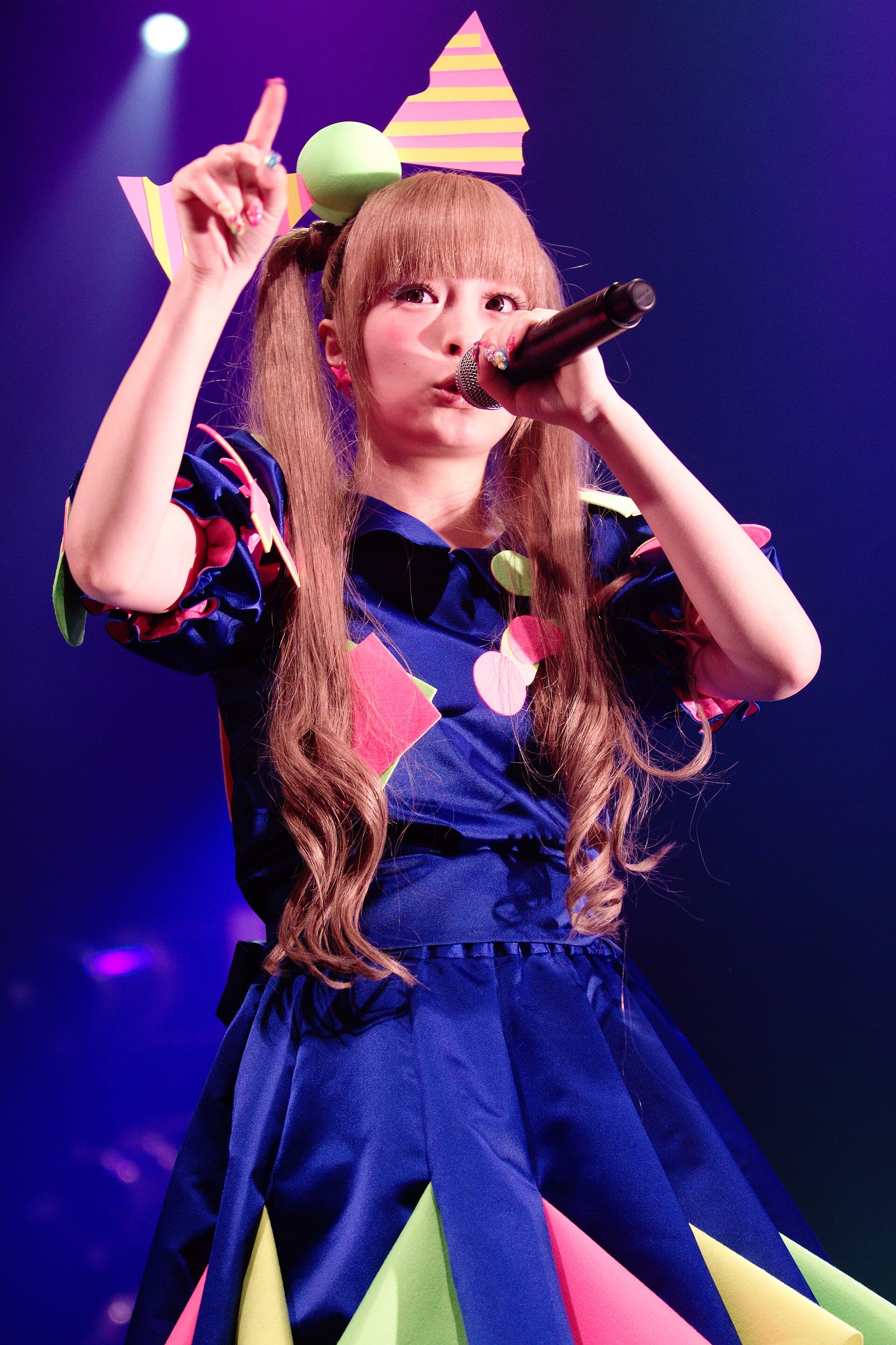 Japanse popartiest op het podium, kleurrijk en energiek als symbool van de J-pop-cultuur
