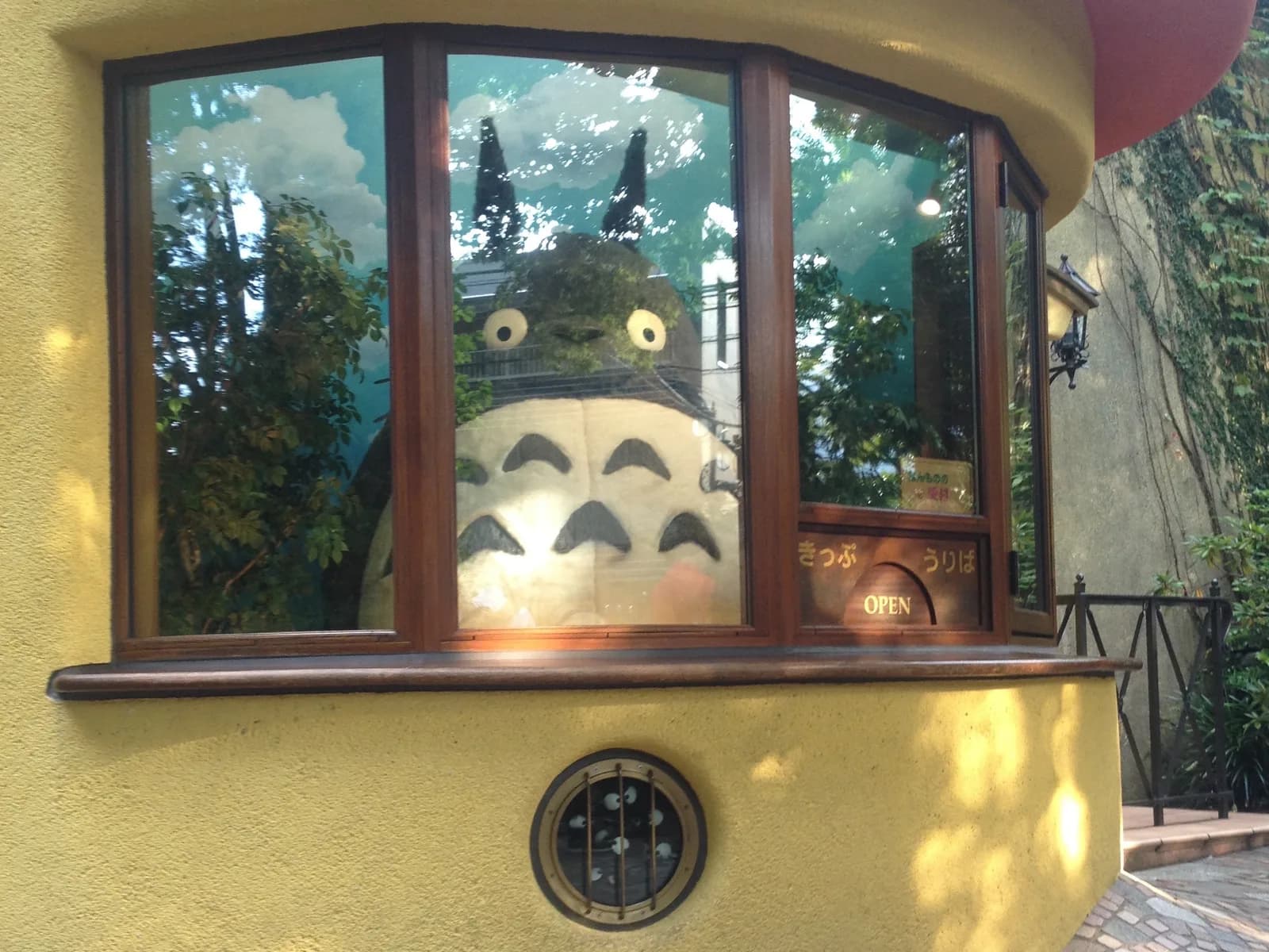 Totoro-figuur in de nep-kassa van het Ghibli Museum in Mitaka