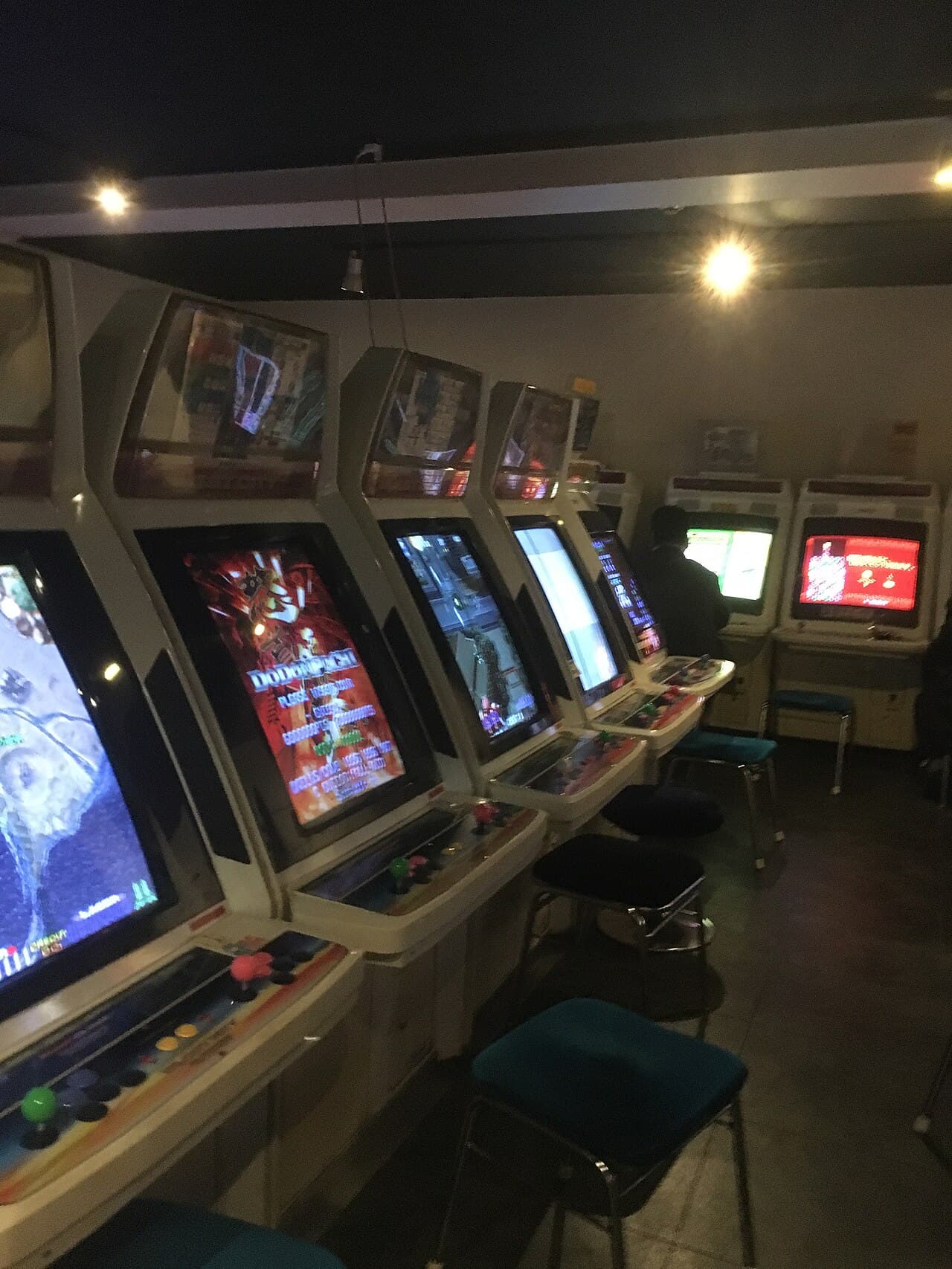 Rijen klassieke arcadekasten in een Japanse gamehal