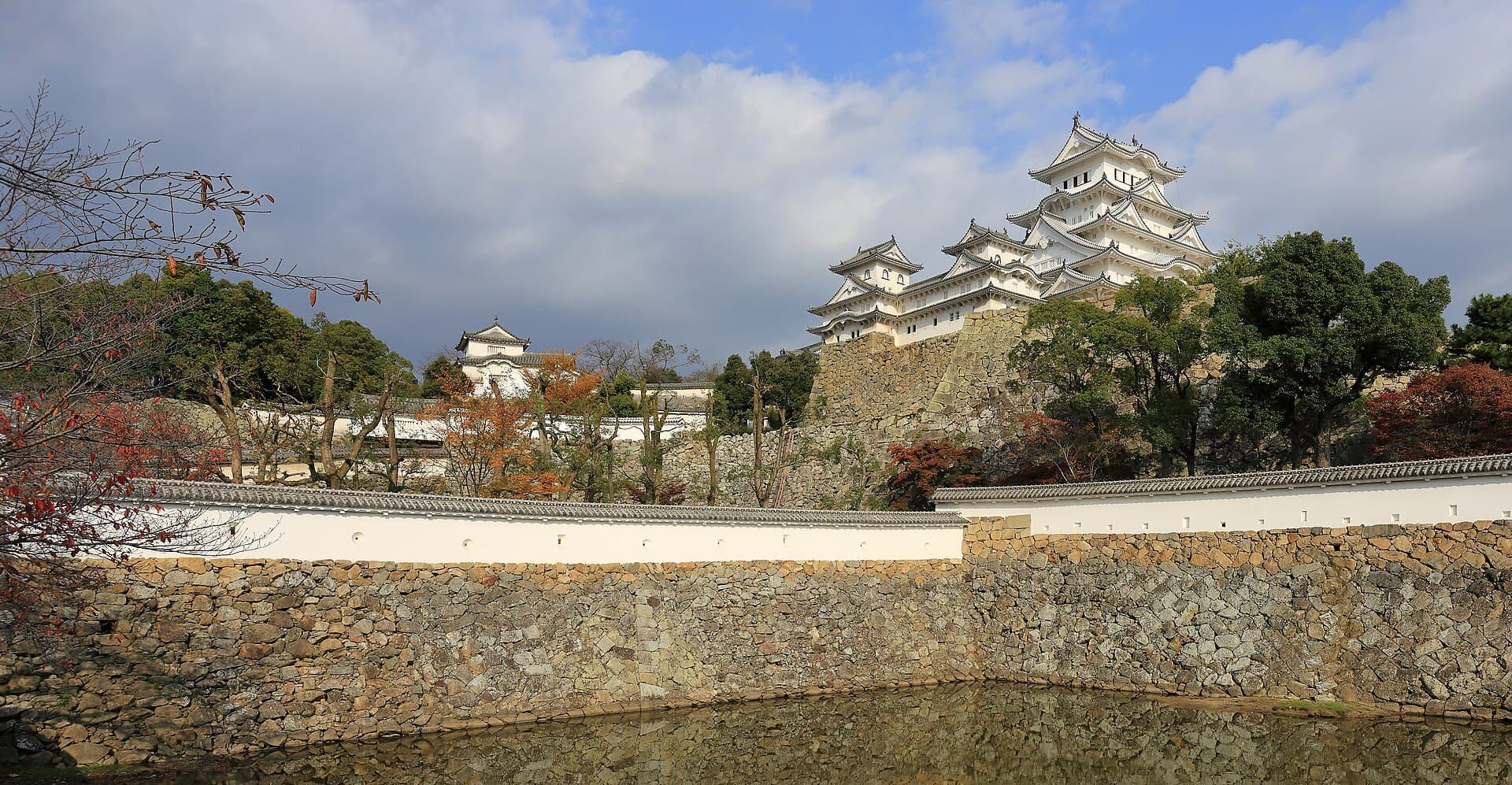 Het witte Himeji-kasteel, symbool van de feodale samurai-tijd