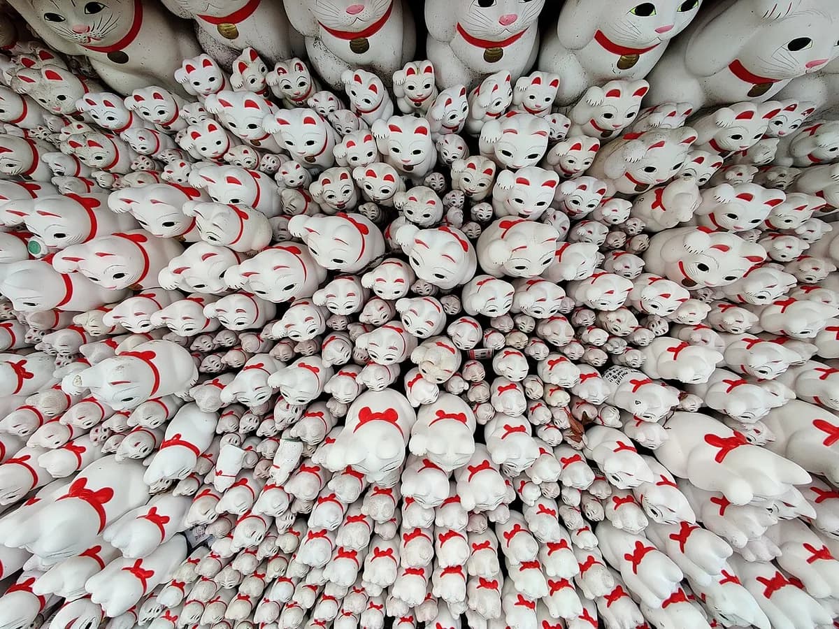 Maneki-neko beeldjes bij de Gotokuji-tempel in Tokio, de tempel die met de wenkende kat wordt verbonden