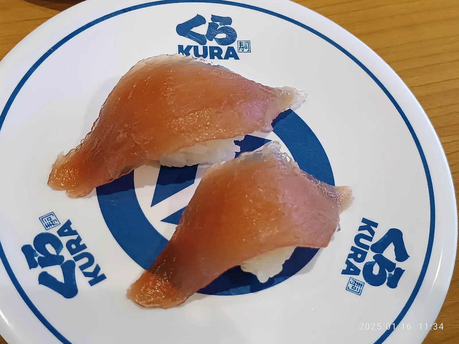 Een bord sushi van een kaiten-sushi restaurant, met verschillende nigiri en maki