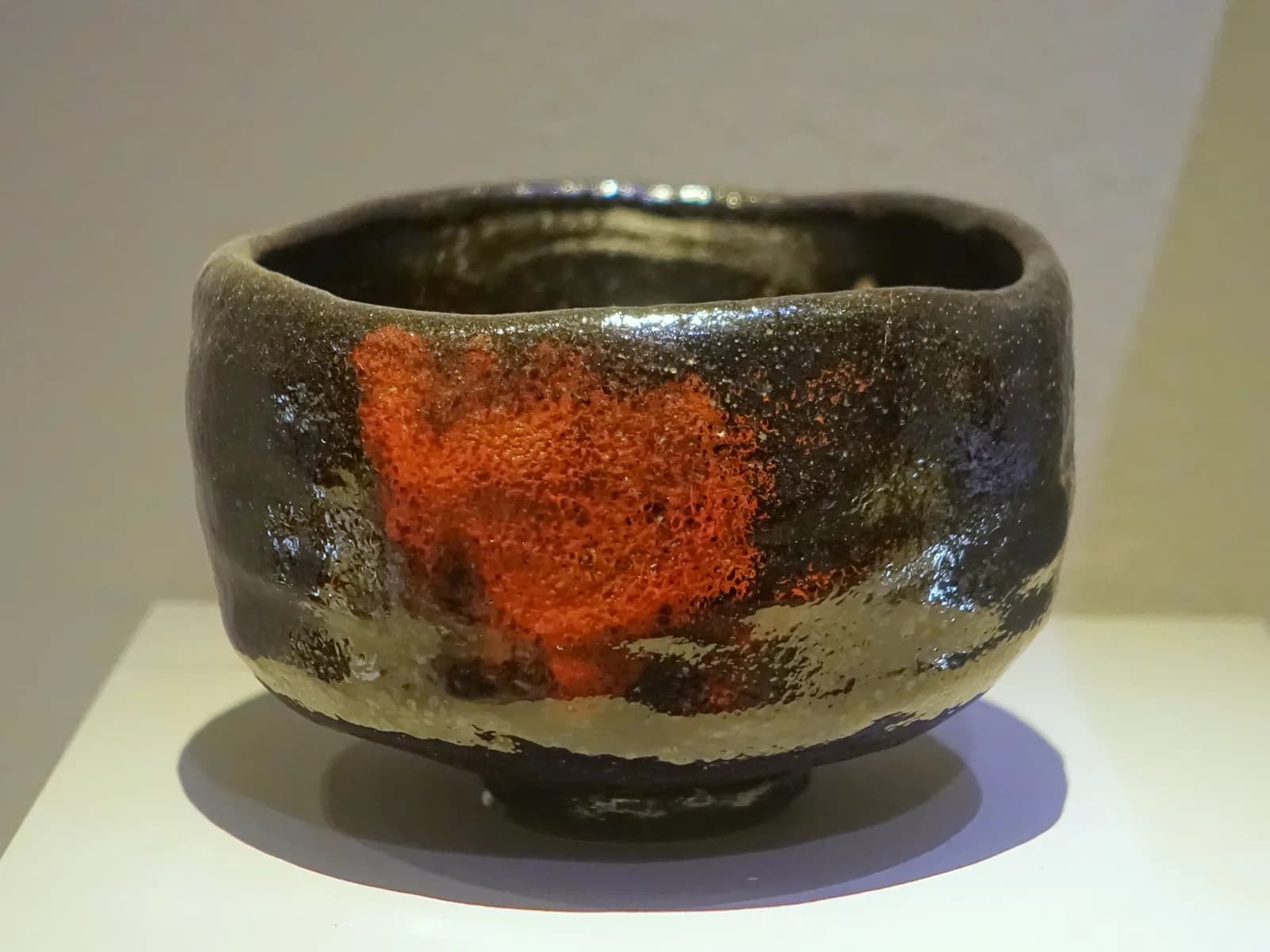 Japanse raku-theekom uit de Edo-periode, zwart geglazuurd aardewerk