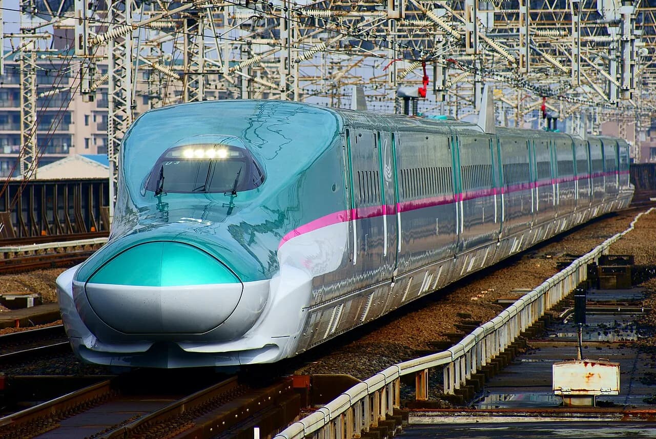 Een Shinkansen-hogesnelheidstrein bij een perron in Japan