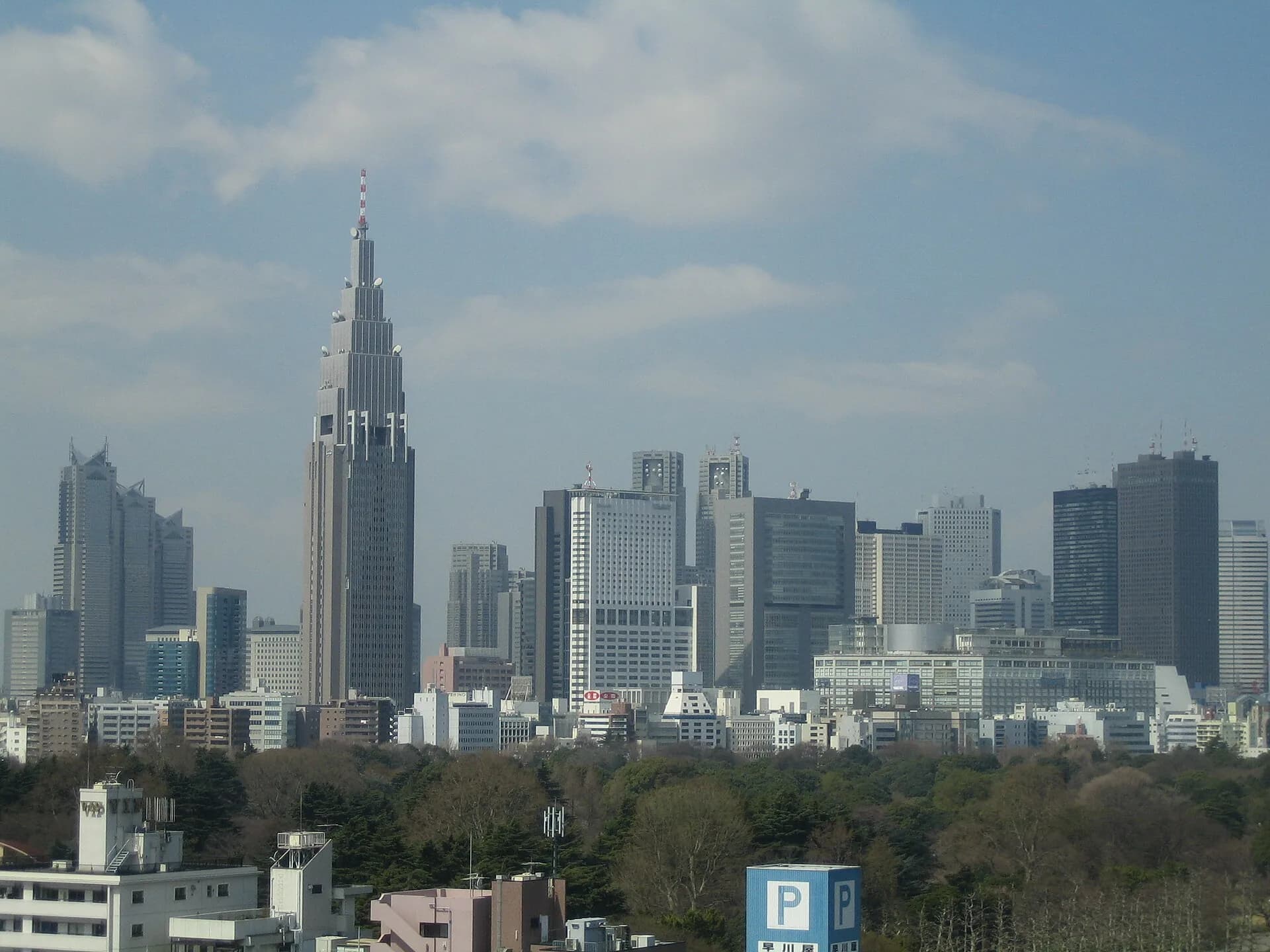 Wolkenkrabbers in de kantoorwijk van Shinjuku, Tokio, symbool van het Japanse bedrijfsleven